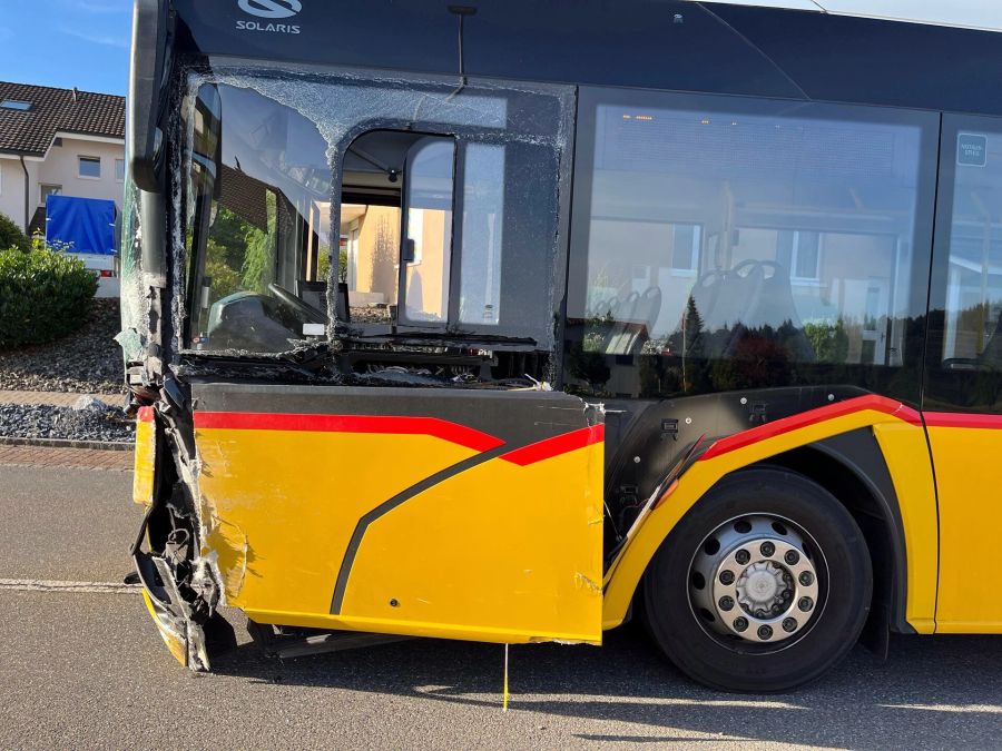 In Schöftland AG kam es am Samstagmorgen zu einer Kollision zwischen einem Linienbus und einem Auto.