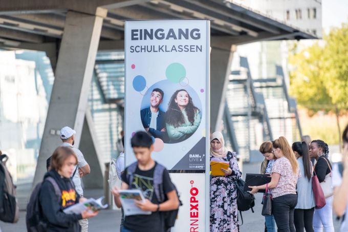 Für Schulklassen – idealerweise innerhalb des 8. und 9. Lehrjahrs – ist das Angebot der BAM.LIVE besonders attraktiv: Bisher haben sich über 700 angemeldet. BAM.LIVE Berufsmesse Ausbildung