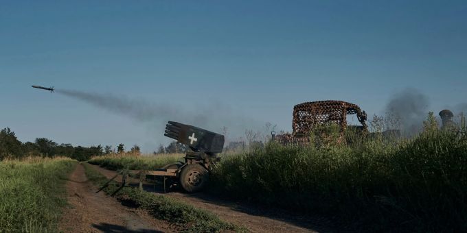 Ukrainische Soldaten feuern ein Mini-Mehrfachraketen-System auf russische Stellung ab. Ukrainische Soldaten feuern ein Mini-Mehrfachraketen-System auf russische Stellung ab.