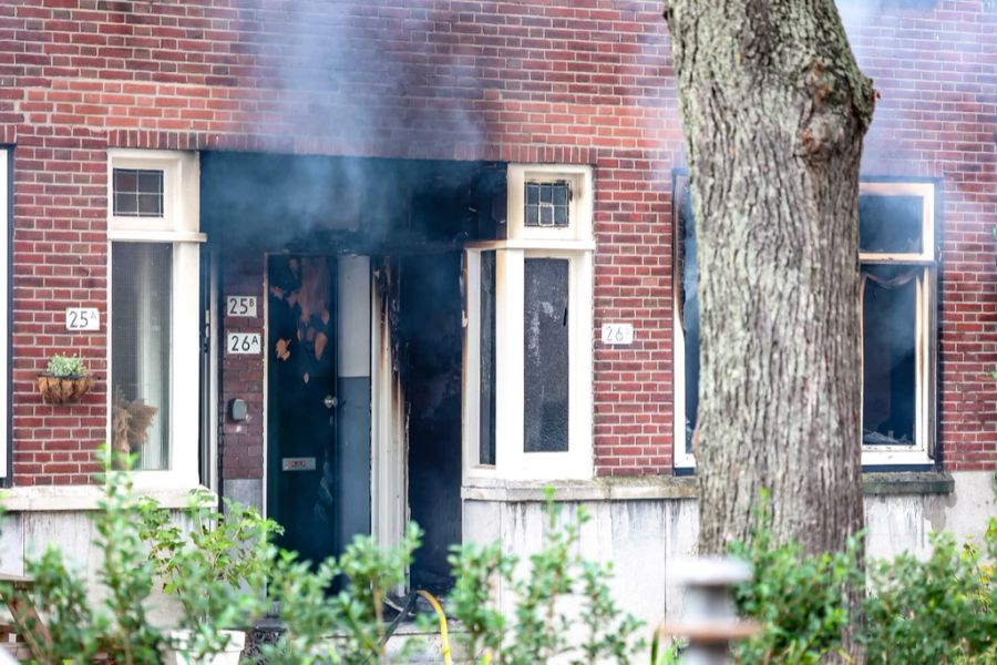 Zuerst fielen Schüsse in einer Wohnung im Westen Rotterdams, wo anschliessend ein Feuer ausbrach.