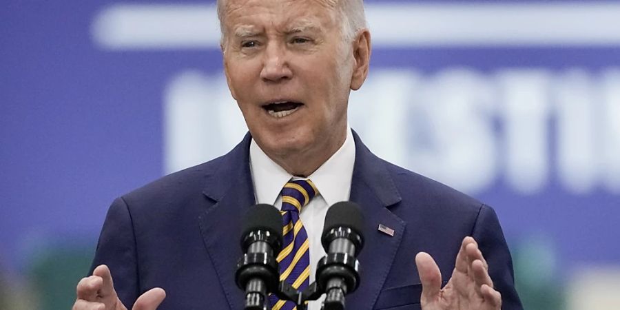 Joe Biden, der Präsident der USA, will nun nach den verheerenden Bränden die Insel Maui besuchen. Foto: Morry Gash/AP/dpa