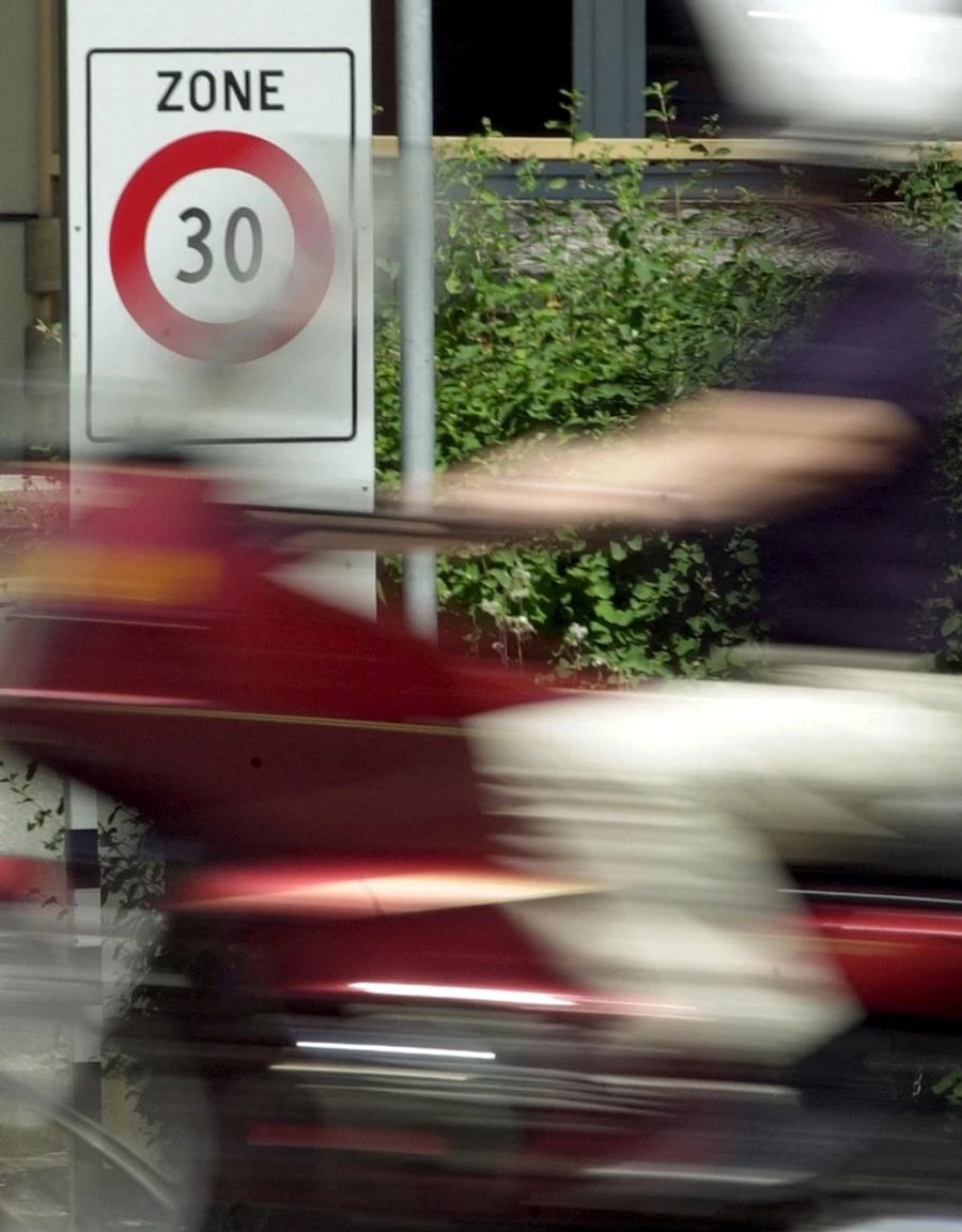 Auch das Verhältnis zu Strassenschildern und Autos untermauert die Beweislage. (Symbolbild)