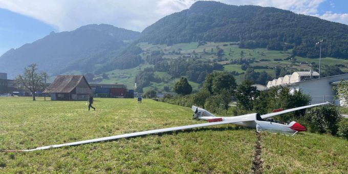 Bruchlandung - Segelflieger muss im Wintersried in Ibach SZ notlanden