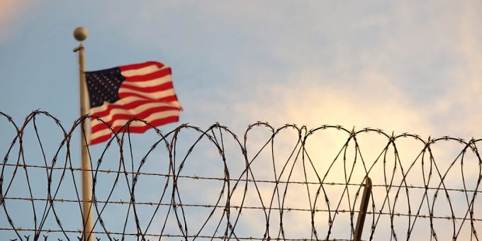 ARCHIV - Eine US-amerikanische Flagge weht hinter einem Stacheldrahtzaun im Wind. Foto: Maren Hennemuth/dpa ARCHIV - Eine US-amerikanische Flagge weht hinter einem Stacheldrahtzaun im Wind. Foto: Maren Hennemuth/dpa