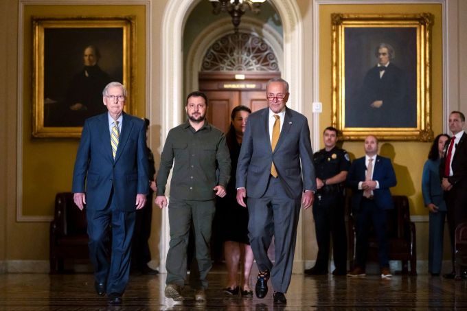 Wolodymyr Selenskyj (M) traf sich in Washington unter anderem mit Mitch McConnell (l), Minderheitsführer im Senat, und Chuck Schumer (r), Mehrheitsführer im Senat. Wolodymyr Selenskyj in Washington
