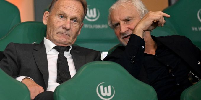 DFB-Sportdirektor Rudi Völler (r) sitzt während des Spiels gegen Japan mit DFB-Vizepräsident Hans-Joachim Watzke auf der Tribüne. dfb