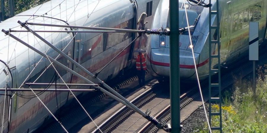 Die Evakuierung von Passagieren aus einem ICE nach einem Oberleitungsschaden bei Frankfurt.