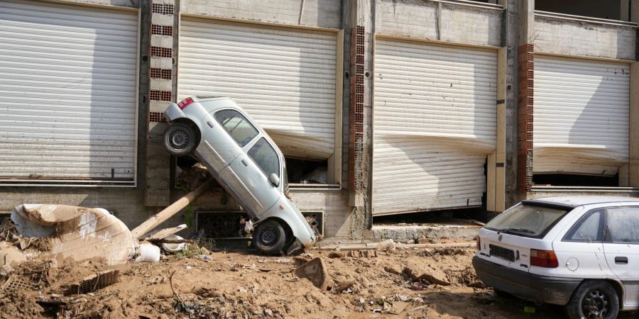 Autos wurden von den Fluten in Darna mitgerissen.