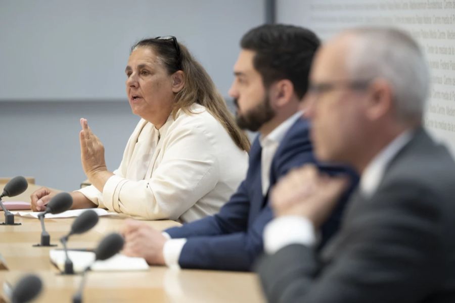 Jacqueline Badran (SP/ZH) ist die Politikerin für Mietfragen schlechthin; sie sitzt im Vorstand des Mieterverbands (ehrenamtlich). Hier an der Medienkonferenz der SP zum Anstieg des Referenzzinssatzes.