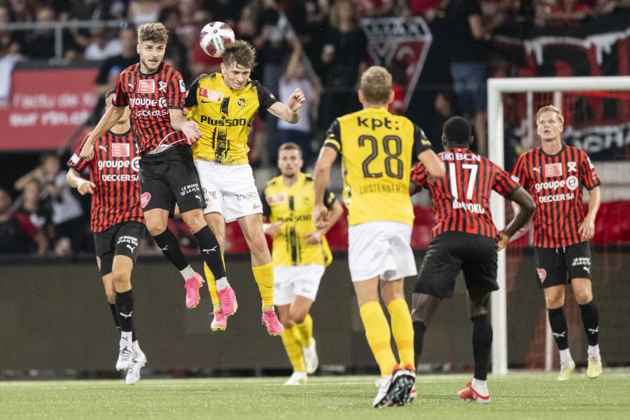 Kopfballduell zwischen Izer Aliu von Xamax und YBs Lukasz Lakomy.