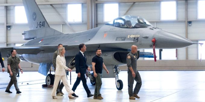 Die Niederlande werden der Ukraine Bomben für die F-16 Kampfflugzeuge liefern. (Archivbild) Niederlande Ukraine