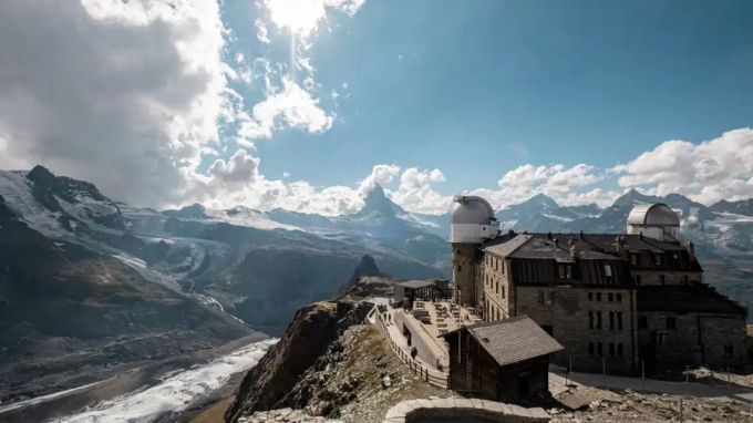Das «3100 Kulmhotel» mit Gornergletscher, Matterhorn und Dent Blanche. À propos: Du musst nicht extra die Namen aller Gipfel büffeln, bevor du auf den Gornergrat fährst. Wenn es dich wirklich wundernimmt, findest du bei der Aussichtsplattform beim «3100 Kulmhotel» kostenlose VIScope-Ferngläser, welche dir Namen und Höhe der Alpengipfel einblenden. Gornergrat Bahn