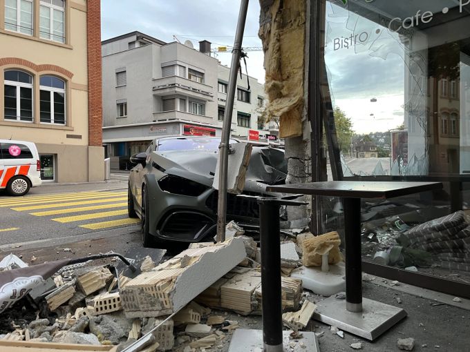 Das untergebrachte Restaurant wurde stark beschädigt. Unfall Restaurant