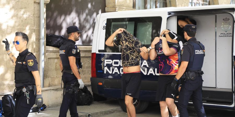 Polizisten führen die Verdächtigen zum Termin mit dem Haftrichter auf der Balearische Insel.