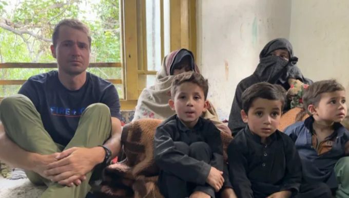 Nachdem er vom Schicksal des Trägers erfahren hatte, besuchte der österreichische Bergsteiger Wilhelm Steindl die Familie des Toten.