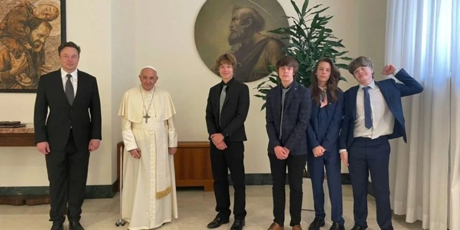 Elon Musk (l.) und vier seiner Kinder beim Papst.