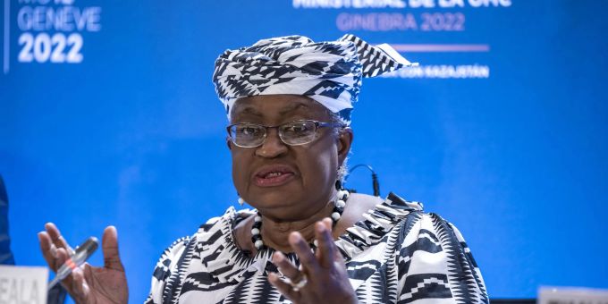 WTO-Chefin Ngozi Okonjo-Iweala hat ein Abkommen erreicht und erhält ein nachträgliches Geburtstagsständchen. WTO-Chefin Ngozi Okonjo-Iweala hat ein Abkommen erreicht und erhält ein nachträgliches Geburtstagsständchen.