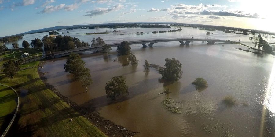 Hochwasser umgibt die Fitzgerald-Brücke zwischen Raymond Terrace und Maitland im Bundesstaat New South Wales.