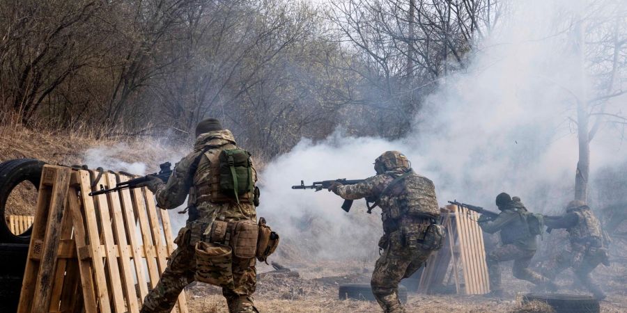 Auf der Waffenliste für Kiew nicht enthalten sind schwere Waffen wie Panzer oder Artillerie. (Im Bild: ukrainische Soldaten bei einer Übung nahe Lwiw)