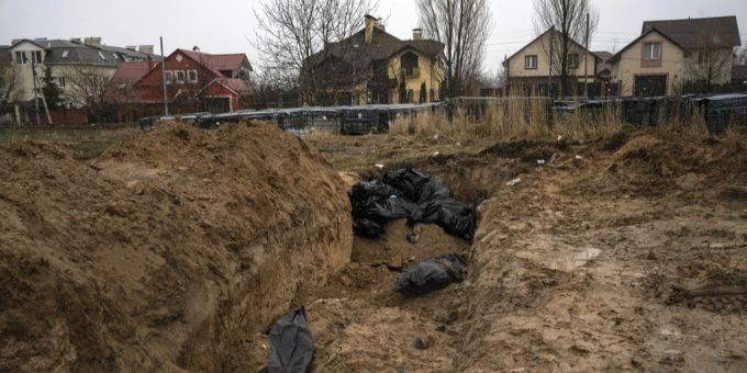 In Butscha wurden nach der Befreiung von den russischen Besatzern hunderte tote Zivilisten gefunden. Kiew hat nun Bilder von Schlächter veröffentlicht, ein ehemaliger Journalist hat ihre Namen geteilt. Ukraine Krieg