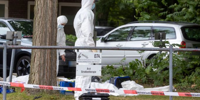 Mitarbeiter der Spurensicherung sind am Tatort von zwei Toten auf dem Gelände eines Krankhauses im Einsatz. Mitarbeiter der Spurensicherung sind am Tatort von zwei Toten auf dem Gelände eines Krankhauses im Einsatz.