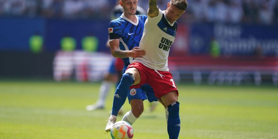 Sonny Kittel (r) vom HSV und Rostocks Nico Neidhart kämpfen um den Ball.