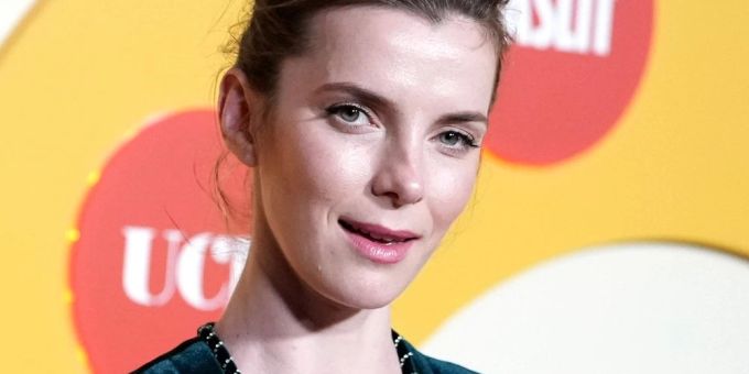 Betty Gilpin bei einem Auftritt auf dem roten Teppich. Betty Gilpin bei einem Auftritt auf dem roten Teppich.