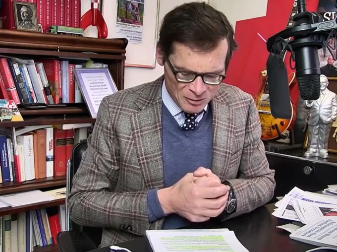 Roger Köppel (SVP/ZH) spricht in der «Weltwoche Daily»-Ausgabe vom 24. April 2022 über die vom russischen Geheimdient beschlagnahmten Schweizer Uhren. Es war eine vertrauliche, in der Aussenpolitischen Kommission diskutierte Angelegenheit. Roger Köppel Kommissionsgeheimnis Weltwoche