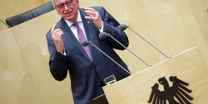 Hessens Ministerpräsident Volker Bouffier bemängelt, dass Gruppierungen wie Rentner und Studierende beim jüngsten Ergänzungshaushalt leer ausgehen. Hessens Ministerpräsident Volker Bouffier bemängelt, dass Gruppierungen wie Rentner und Studierende beim jüngsten Ergänzungshaushalt leer ausgehen.