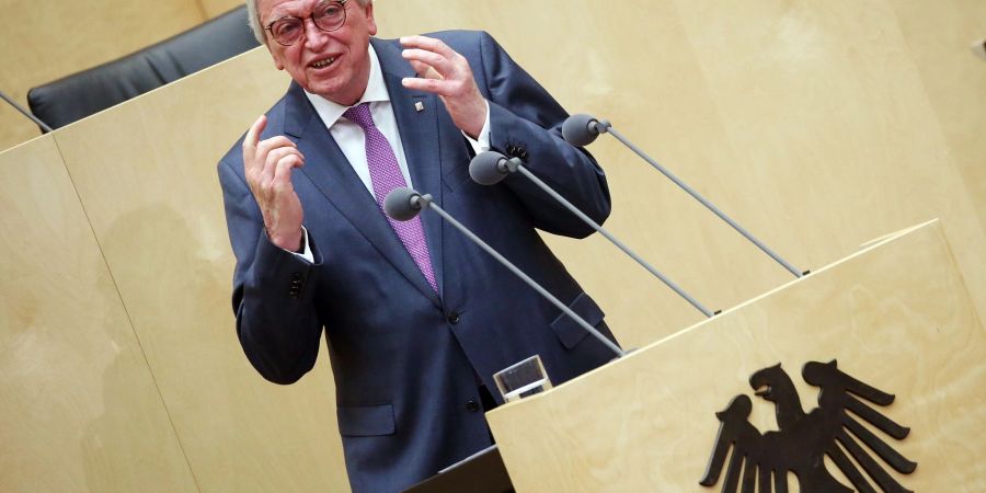 Hessens Ministerpräsident Volker Bouffier bemängelt, dass Gruppierungen wie Rentner und Studierende beim jüngsten Ergänzungshaushalt leer ausgehen.
