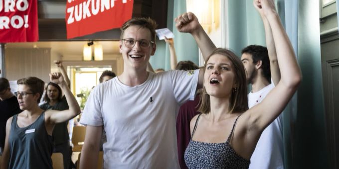 Nicola Siegrist (25) folgt an der Spitze der Schweizer Jungsozialisten auf Ronja Jansen (27). Nicola Siegrist Ronja Jansen