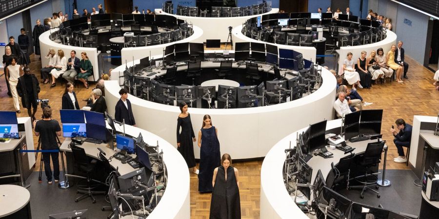 Models laufen während der Show des Modedesigners Storck durch den Handelssaal der Frankfurter Wertpapierbörse.