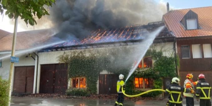 In Sugiez FR riss ein Flächenbrand eine Scheune nieder. flächenbrand