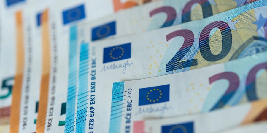 Die Geldvermögen der privaten Haushalte in Deutschland dürften einer Hochrechnung zufolge in diesem Jahr weniger stark steigen als in den vergangenen Jahren.