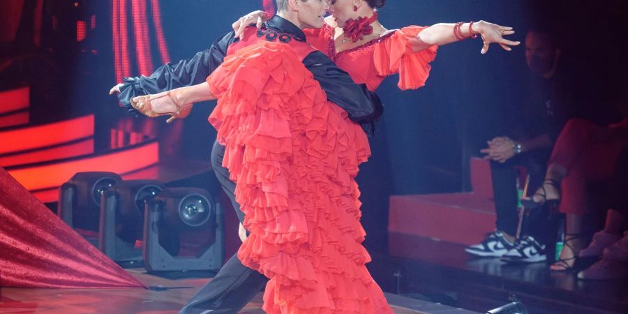 Die siegreichen Tänzer Renata Lusin (l) und Christian Polanc tanzen bei der RTL-Tanzshow «Let's Dance Profi Challenge».