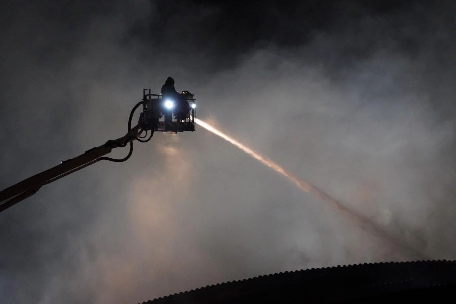 Die Kantonspolizei sprach am Sonntagnachmittag von 30 Meter hohen Flammen.