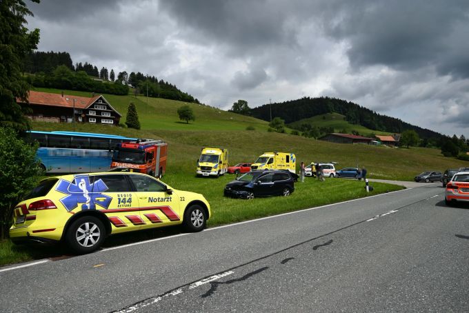 Alle drei Personen wurden mit Rettungswagen in Spitäler gebracht. Ricken SG