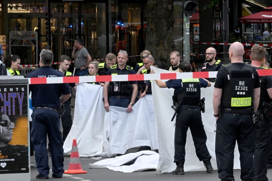 Der Tatverdächtige wurde nach der Amokfahrt von Passanten überwältigt und von der Polizei festgenommen. Er soll psychisch auffällig sein.