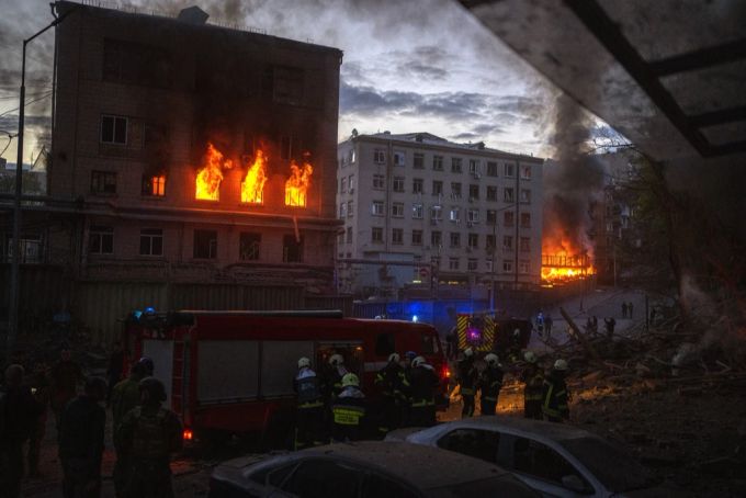 Im Ukraine-Krieg steht ein Wohnhaus in Kiew in Flammen, nachdem eine Rakete eingeschlagen hat. Zeitgleich war UN-Generalsekretär Guterres in der Stadt. Ukraine Krieg