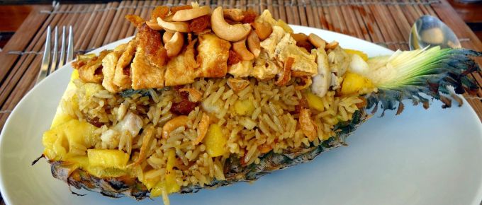 Auch mit Ei und Fleisch eine Delikatesse: gefülltes Ananasboot. Ananas Reis Ei Fleisch Boot