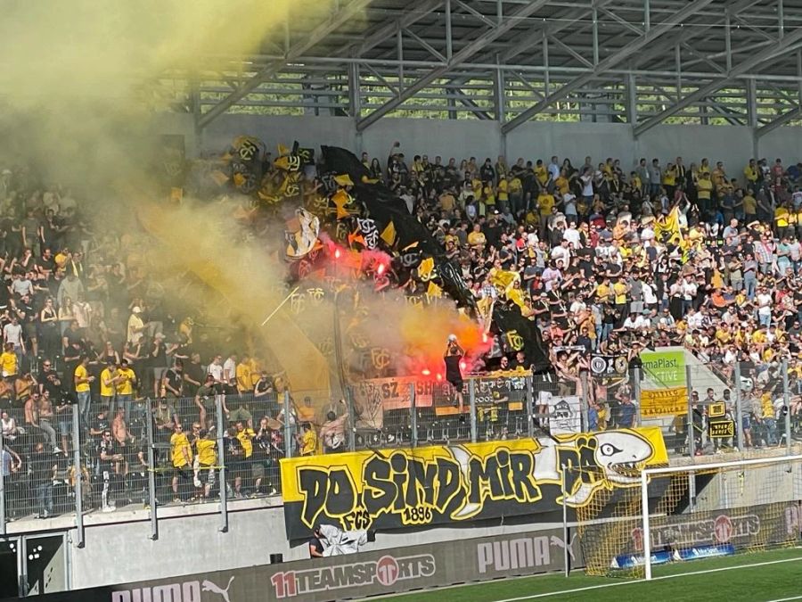 Die Fans des FC Schaffhausen sorgen beim Barrage-Hinspiel gegen den FC Luzern für Stimmung.