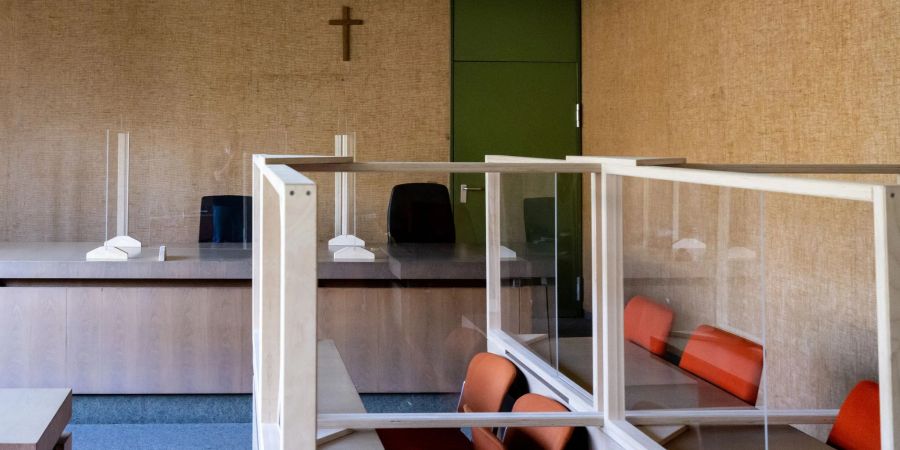 Ein Kreuz hängt im Landgericht in einem Sitzungssaal. Der Bayerische Verwaltungsgerichtshof verhandelt über Söders Kreuzerlass.