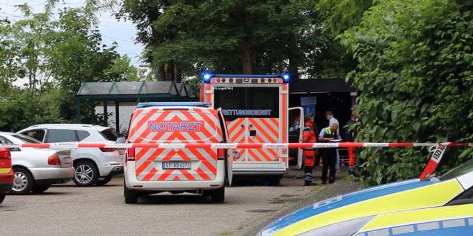 Notarzt und Polizei stehen auf einem Parkplatz in Lienen. Notarzt und Polizei stehen auf einem Parkplatz in Lienen.