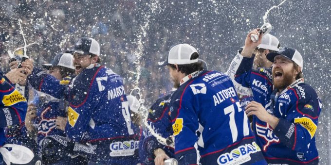 Der EHC Kloten jubelt über seinen Sieg im fünften und letzten Playoff-Spiel gegen den EHC Olten. ehc kloten