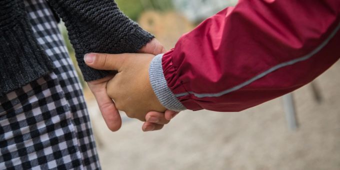 Unabhängig vom Alter muss in einem Kindesschutzverfahren das Kind angehört werden. Das hatte ein Familiengericht versäumt. Unabhängig vom Alter muss in einem Kindesschutzverfahren das Kind angehört werden. Das hatte ein Familiengericht versäumt.