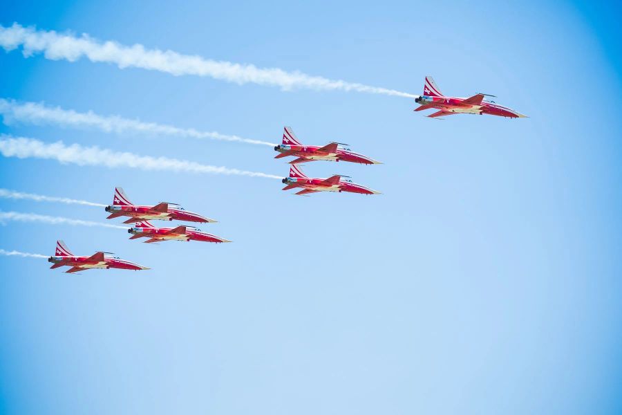 Symbolbild des VBS zum Thema «Ausserdienststellung der Kampfflugzeuge F-5 Tiger»: Die Patrouille Suisse an der Airshow Payerne 2021.