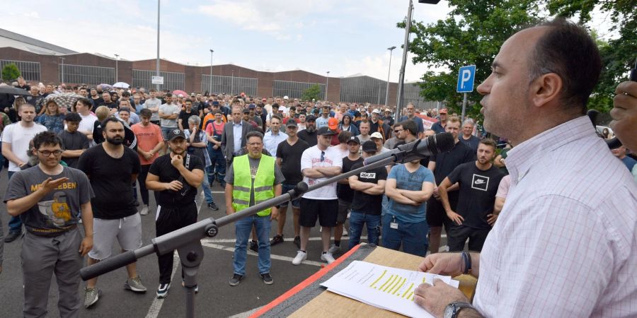 Betriebsrat Vilson Gegic spricht zu den Vallourec-Mitarbeitern.