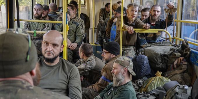 Ukrainsiche Soldaten des gefallenen Stahlwerks in Mariupol sitzen am 17. Mai in einem Bus und werden evakuiert. Mariupol ukraine krieg