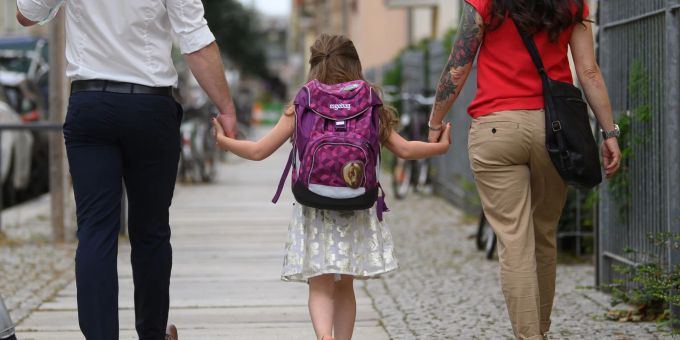 Eltern sollten sich die ersten Tage nach der Schuleinführung Zeit nehmen, damit Erstklässler von ihren ersten Schul-Erfahrungen erzählen können. Eltern sollten sich die ersten Tage nach der Schuleinführung Zeit nehmen, damit Erstklässler von ihren ersten Schul-Erfahrungen erzählen können.