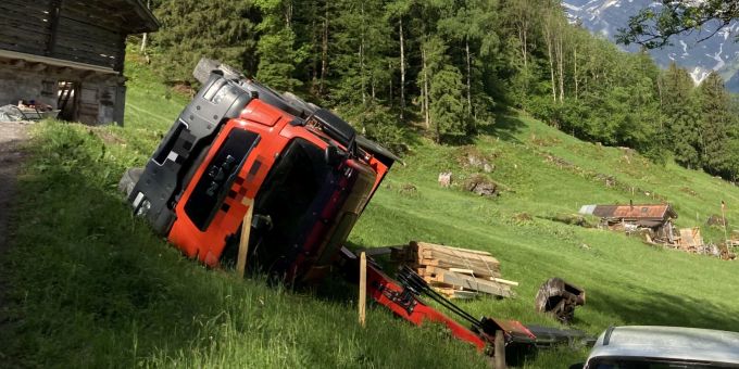 Kranlastwagen kippt um und verletzt den Chauffeur.